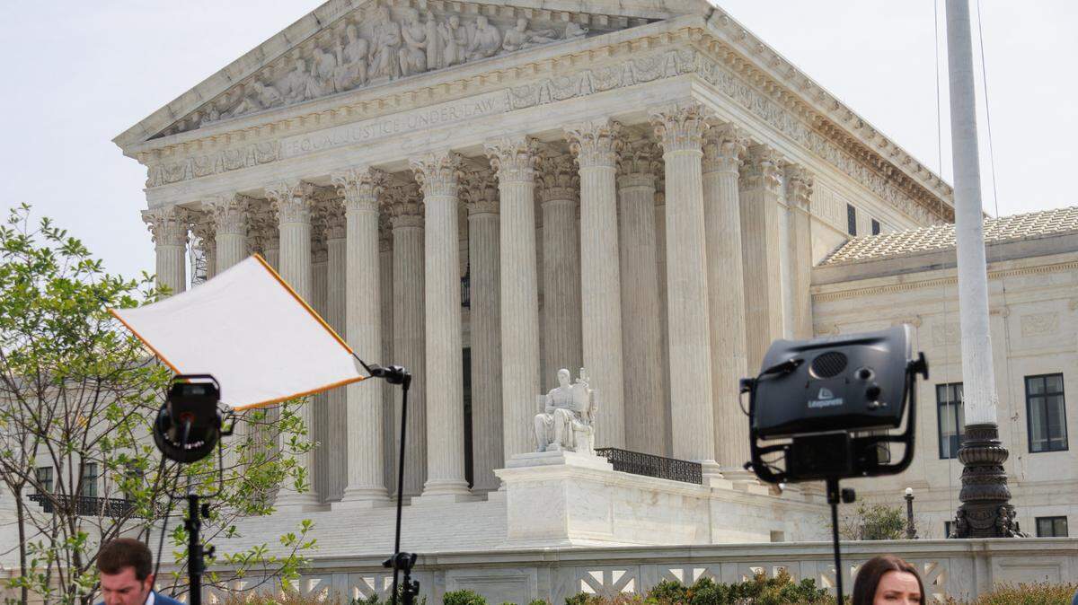 Periodistas se congregan frente a la sede la Corte Suprema de Justicia de Estados Unidos, en Washington, D.C., el lunes 30 de junio de 2024.