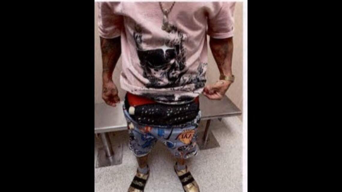 Llega de Cuba al Aeropuerto de Miami con un bulto en los pantalones. Fue arrestado