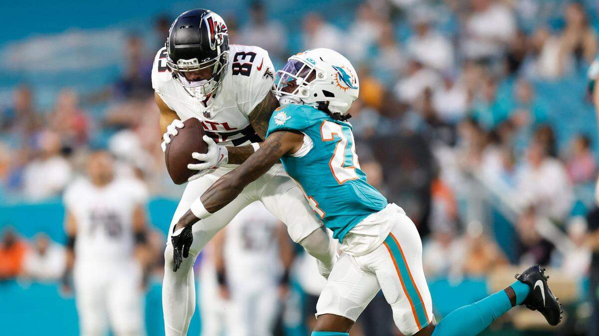 El cornerback de los Dolphins Cam Smith derriba al wide receiver de los Falcons de Atlanta, en el partido de pretemporada celebrado el 11 de agosto de 2023 en el Hard Rock Stadium en Miami Gardens, Florida.
