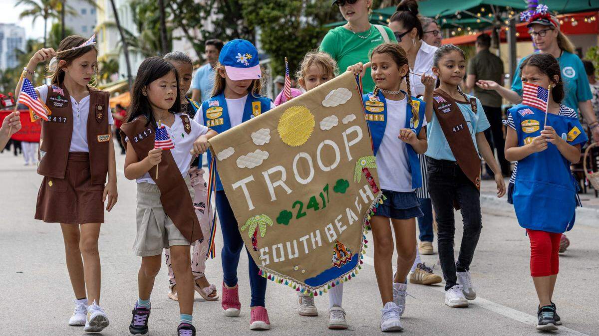 Miembros de la tropa de Girl Scouts 2417 de South Beach marchan por Ocean Drive durante el 16.º Desfile Anual del Día de los Veteranos el lunes 11 de noviembre de 2024 en Miami Beach, Florida.