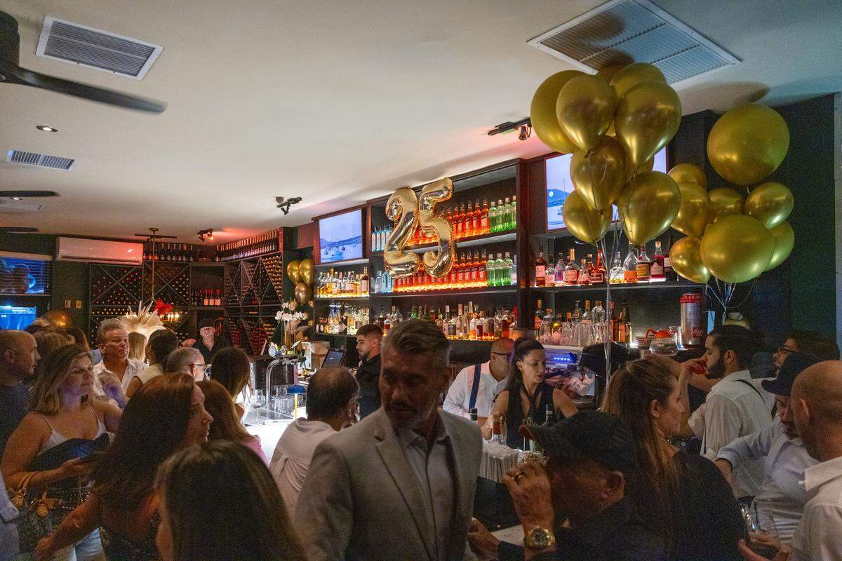 La concurrida área del bar durante la fiesta de aniversario de George’s Italian Restaurant en julio. 