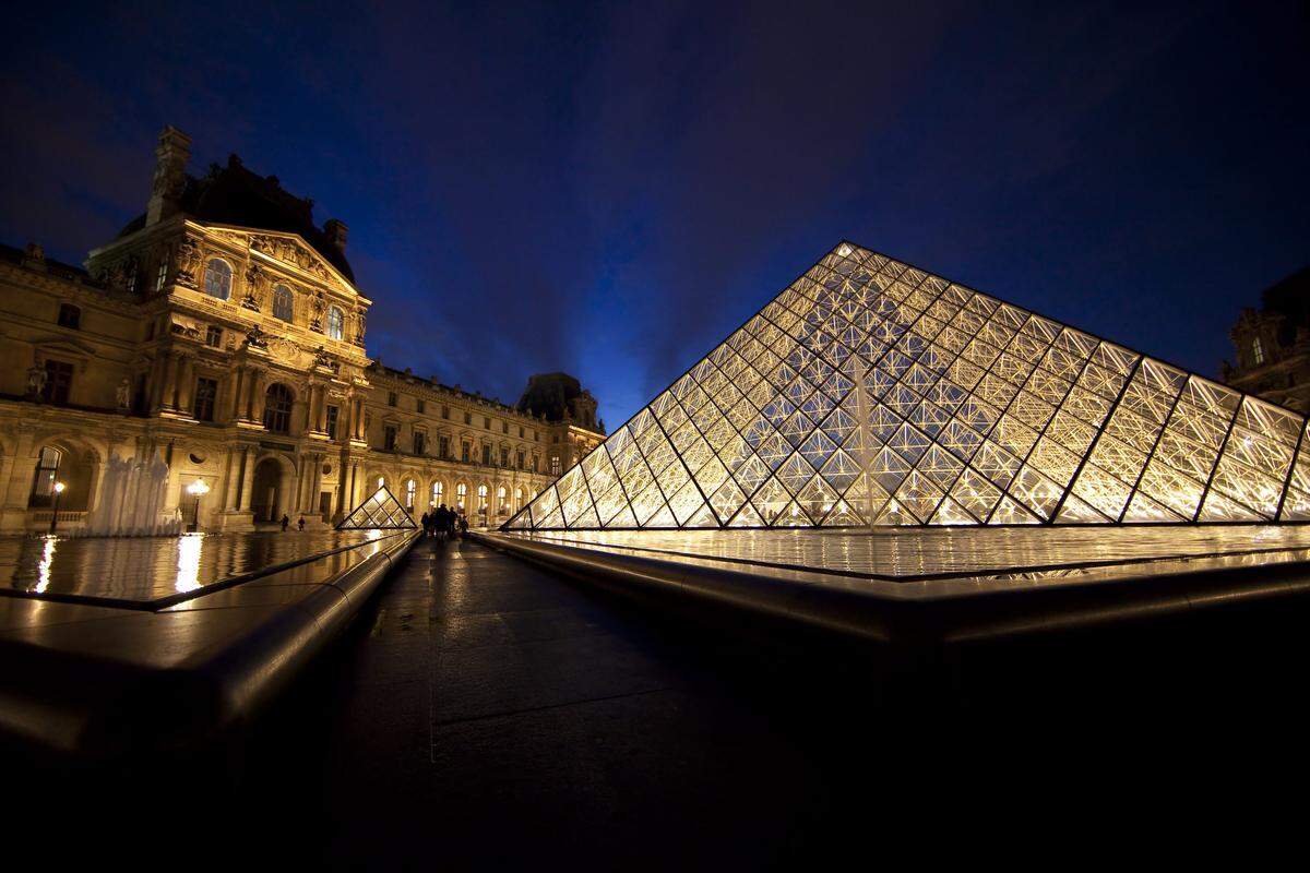 Para Sylvain Solustri, guía y conferenciante del "Louvre esotérico", las proporciones del monumento y su situación en el antiguo meridiano de París, sustentan la teoría de que François Miterrand trataba de alinearse con los antiguos símbolos del poder francés, como Luis XIV y Napoleón Bonaparte.