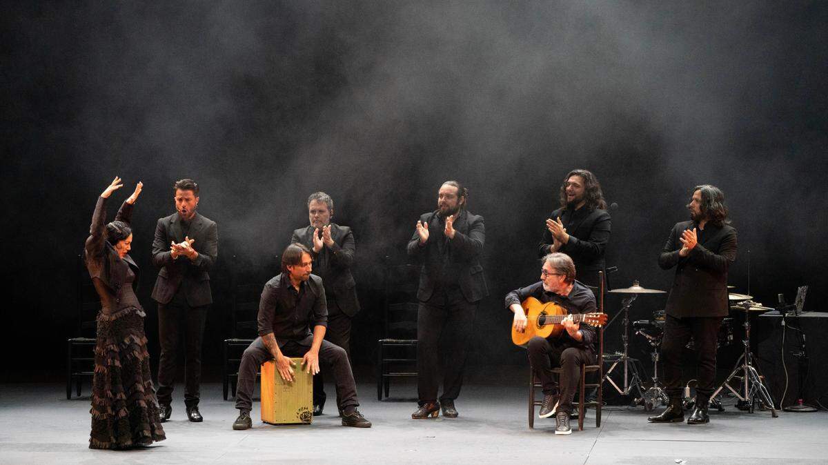 Eva Yerbabuena y el elenco de “Yerbagüena (Oscuro Brillante)”, la noche del jueves 6 de marzo en el Knight Concert Hall del Arsht Center.