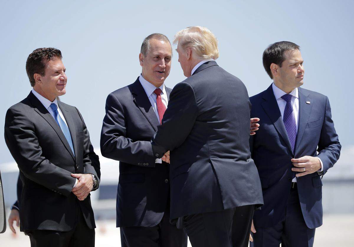 El representante federal Mario Díaz-Balart saluda al presidente Donald Trump en el Aeropuerto Internacional de Miami el 16 de abril del 2018. A su izquierda está el alcalde de Hialeah, Carlos Hernández, y a su derecha el senador federal Marco Rubio.