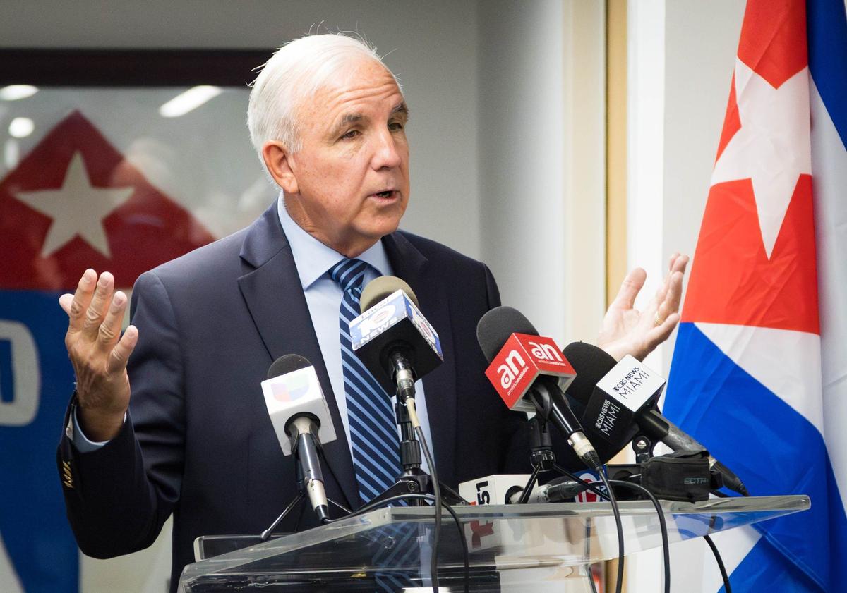 El congresista Carlos Giménez habla en una conferencia de prensa de la organización Independent Venezuelan American Citizens (IVAC) sobre las elecciones venezolanas en la oficina del Directorio Democrático Cubano el martes 30 de julio de 2024 en Miami, Florida.
