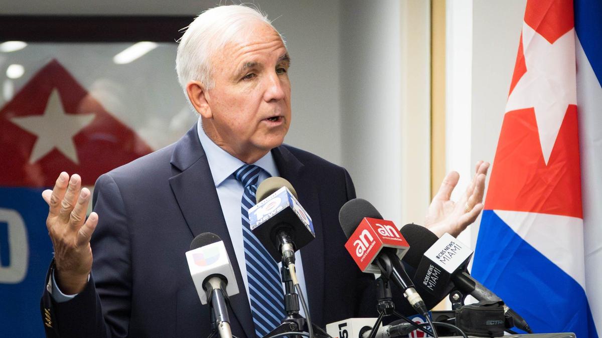 El congresista Carlos Giménez habla en una conferencia de prensa de la organización Independent Venezuelan American Citizens (IVAC) sobre las elecciones venezolanas en la oficina del Directorio Democrático Cubano el martes 30 de julio de 2024 en Miami, Florida.