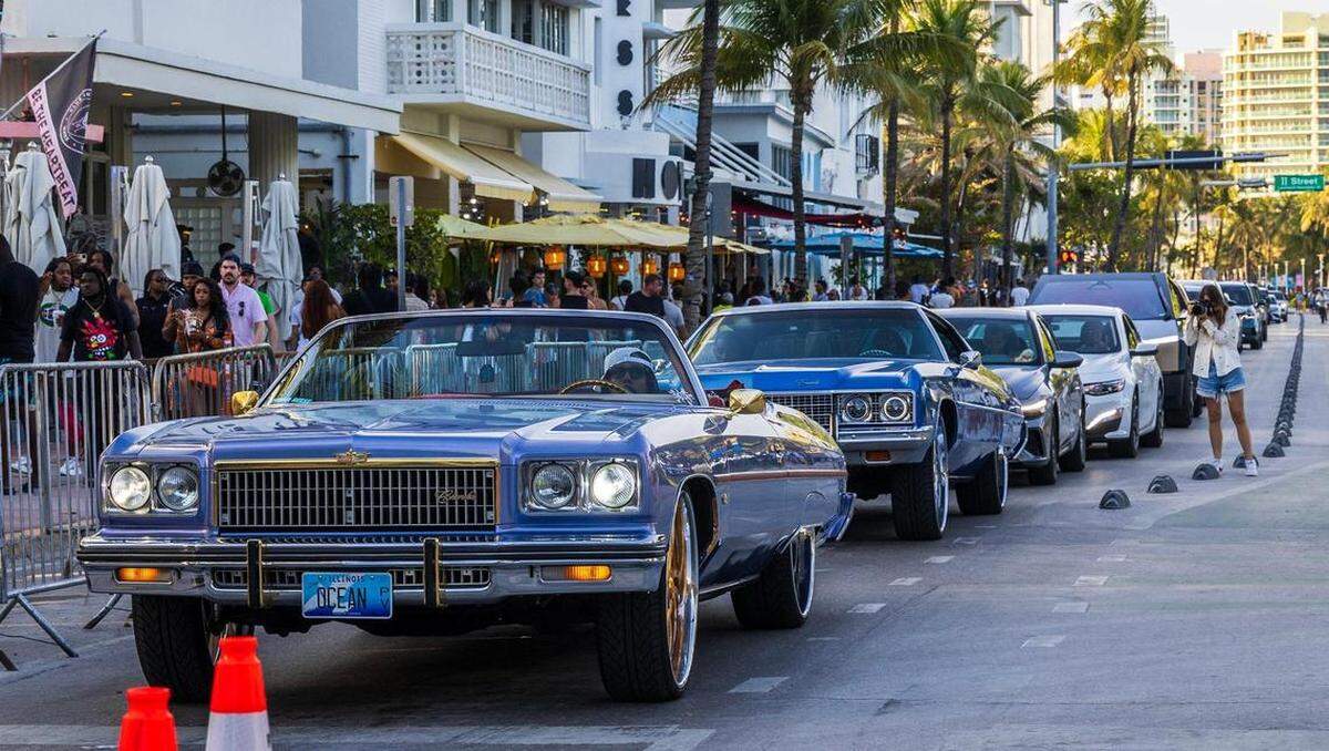 Autos clásicos vistos en Ocean Drive durante las vacaciones de primavera de 2025. Pedro Portal pportal@miamiherald.com