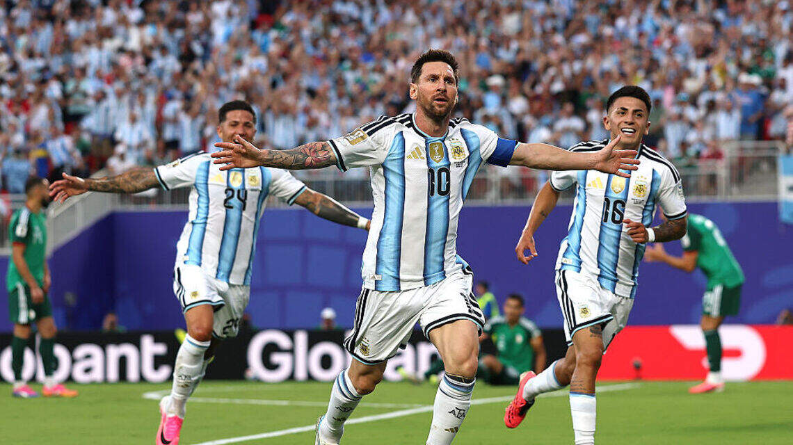 Messi anota un triplete histórico y Argentina debuta por la puerta grande en el Mundial