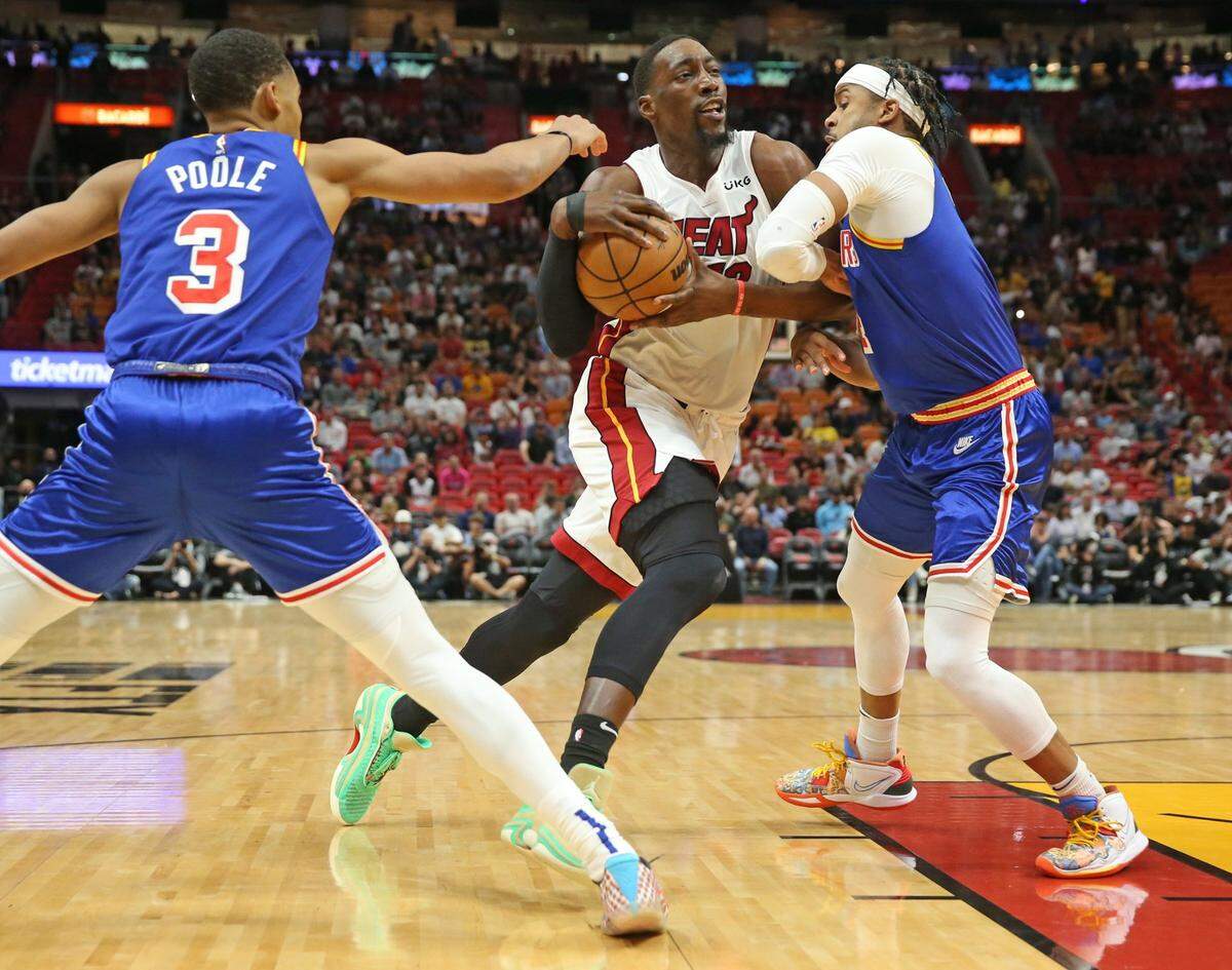 El jugador del Heat Bam Adebayo entra al aro ante la defensa de los Warriors de Golden State, en el partido celebrado el 23 de marzo de 2022 en el FTX Arena en Miami.