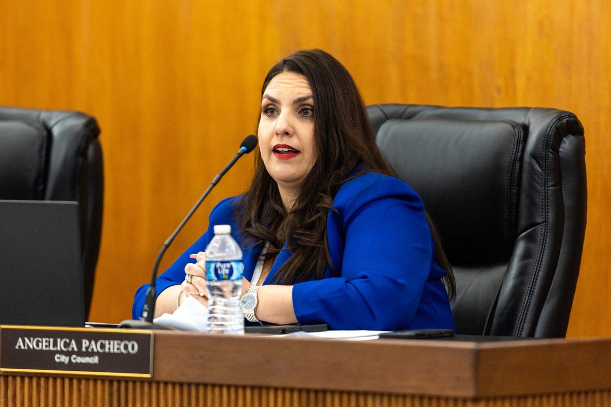 Angélica Pacheco, concejal de la ciudad, habla durante una reunión de la comisión en el ayuntamiento de Hialeah, defiende su idea de crear una resolución que restringa aún más el consumo de marihuana, de forma preventiva ante la votación en noviembre sobre su legalidad en la Florida, el martes 23 de abril de 2024