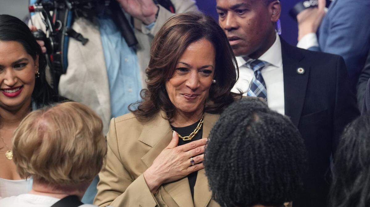 La candidata presidencial demócrata, la vicepresidenta Kamala Harris, saluda a sus seguidores durante un mitin en Glendale, Arizona, el viernes 9 de agosto de 2024.