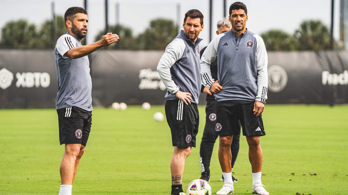 Jordi Alba (izq.), Leo Messi y Luis Suárez (der.) en el entrenamiento del Inter Miami, previo al encuentro amistoso el viernes ante la selección de El Salvador.