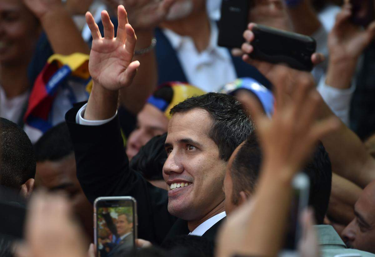 El presidente interino Juan Guaidó saluda a la muchedumbre que lo apoya el 27 de marzo del 2019 en Caracas.