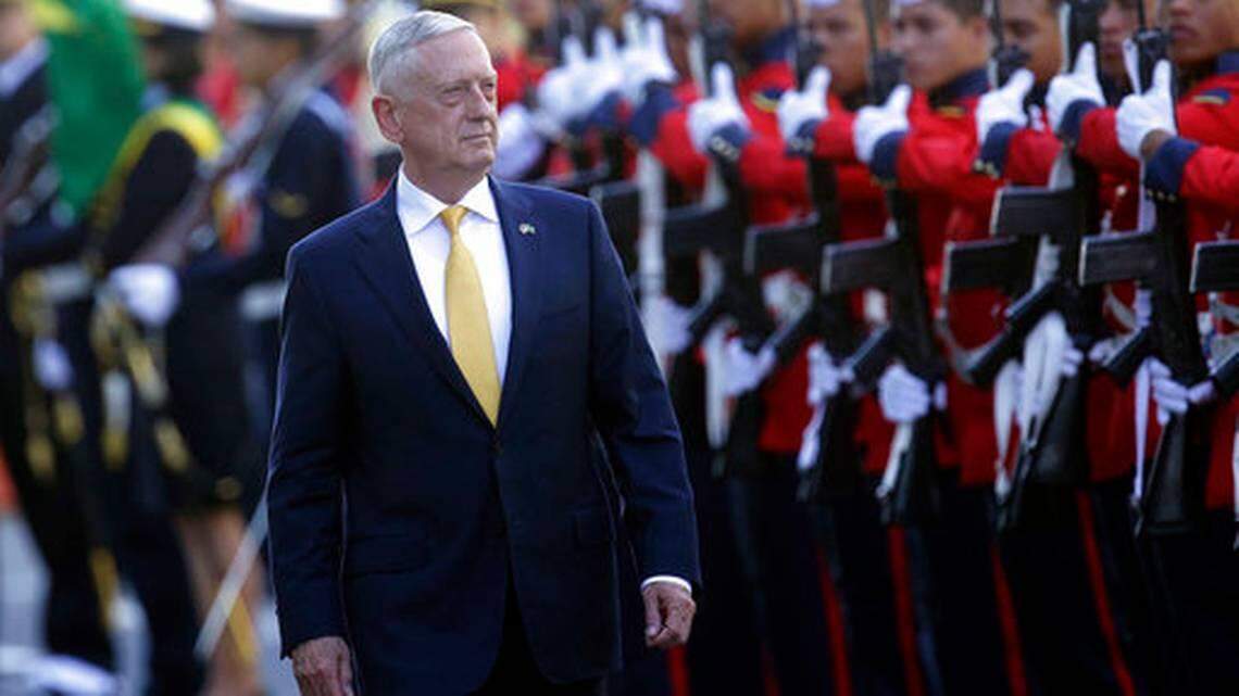 El secretario de Defensa de Estados Unidos, Jim Mattis, pasa revista a las tropas antes de reunirse con el ministro de Defensa de Brasil en Brasilia, lunes 13 de agosto del 2018.
