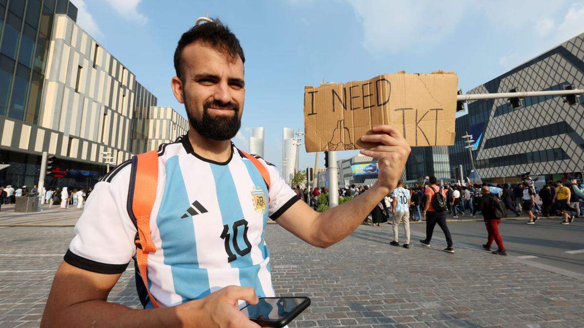 Un aficionado sostiene una pancarta pidiendo una entrada fuera del estadio antes del partido final de la Copa Mundial de la FIFA entre Argentina y Francia, el 18 de diciembre de 2022 en la ciudad de Lusail, Catar.
