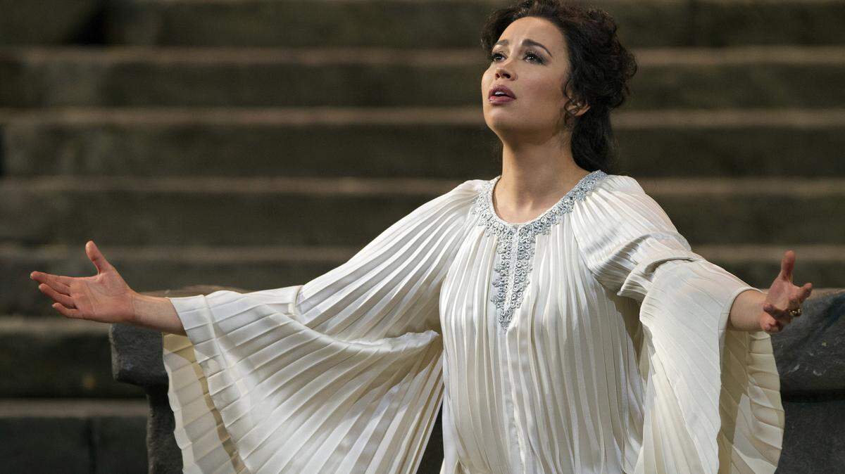 A los 29 años, Nadine Sierra representa a la soprano lírica esencialmente americana así como al crisol de razas emblemático de la nación.