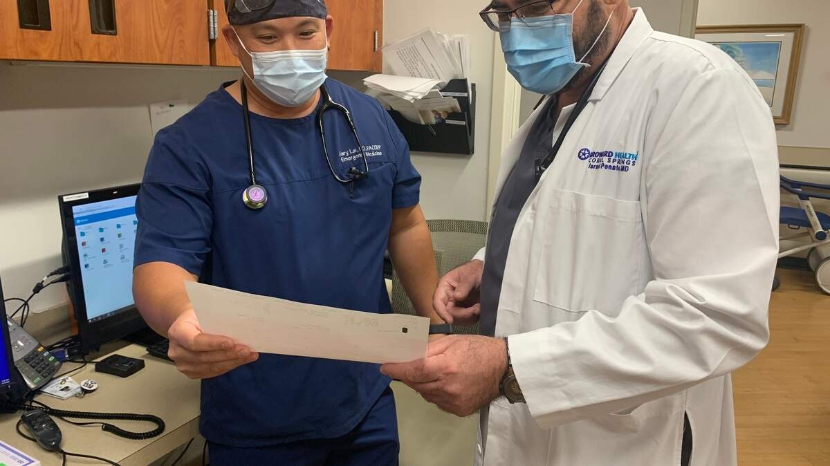 El Dr. Israel Penate, especialista de medicina interna certificado por la junta de Broward Health Coral Springs y jefe de personal del hospital, junto al Dr. Gary Lai, director médico de emergencias del Broward Health Coral Springs.
