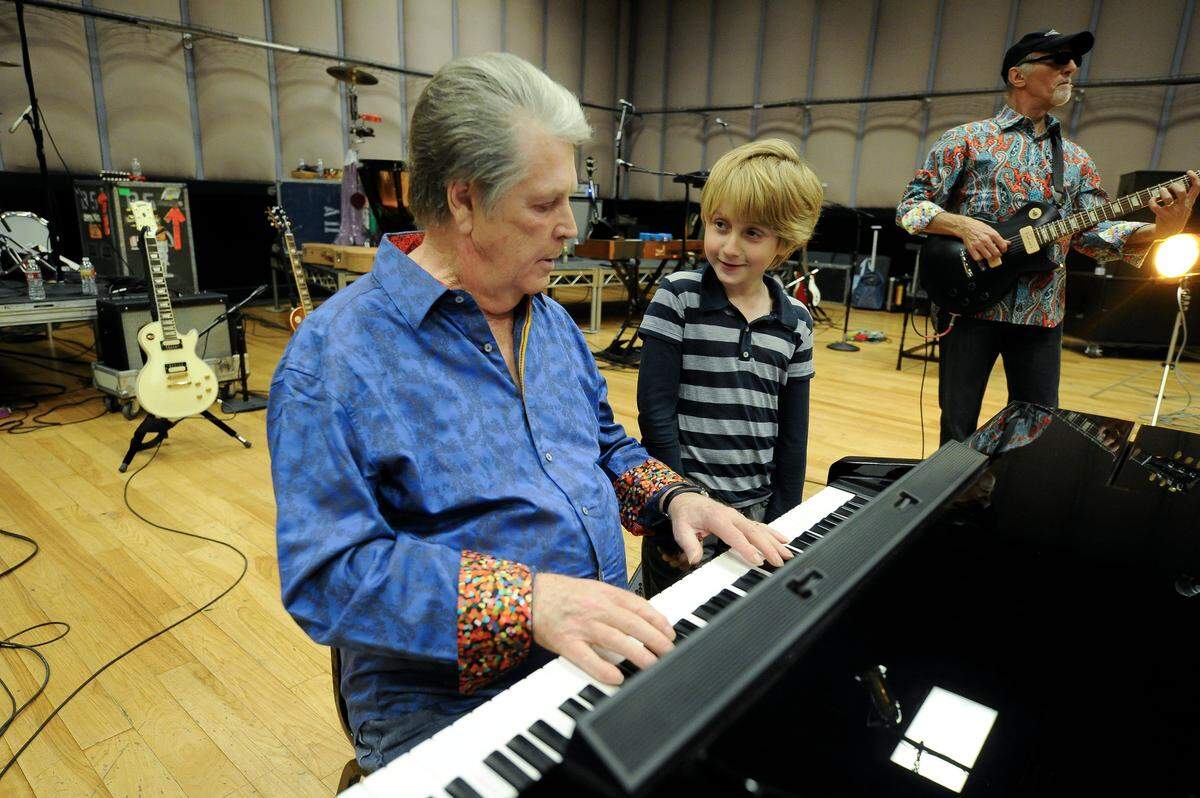 Brian Wilson, leyenda de Los Beach Boys y del pop rock, con su hijo Dylan, durante una sesión de ensayo para la entrega de los Premios Grammy, el 8 de febrero de 2012 en Burbank, California.