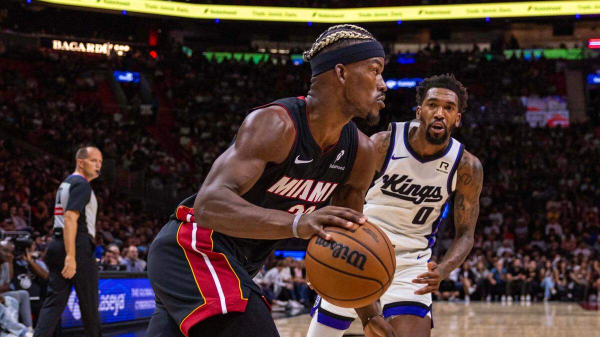 El jugador del Heat Jimmy Butler (izq.) trata de pasar la marca de Malik Monk, de los Kings de Sacramento, en el partido celebrado el 4 de noviembre de 2024 en Miami.