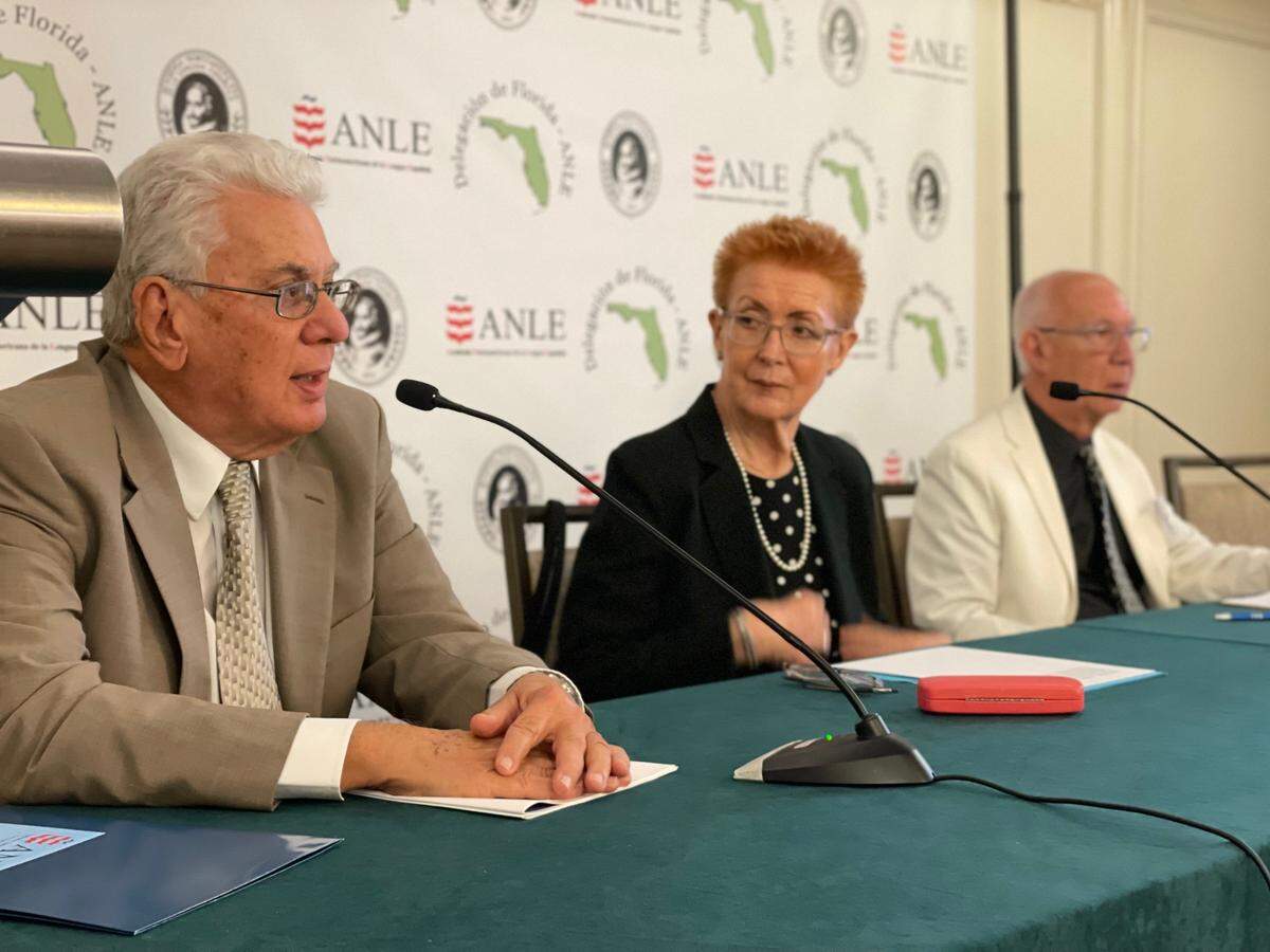 Panel de estudios sobre la literatura cubana y cubanoamericana con la participación de Marcos A. Ramos (moderador), Mariela A. Gutiérrez, de la Universidad de Waterloo, Canadá, y Eduardo Lolo, City University, Nueva York (CUNY).