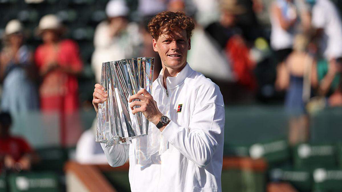 Jannik Sinner prevaleció por 7-6 (8/6) y 7-6 (7/4) en un intenso duelo frente al ruso Daniil Medvedev que no registró un solo break, el domingo en la final de Indian Wells en California.  