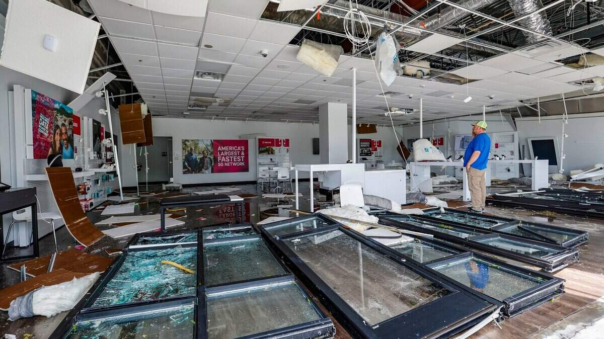 Justin DeRuse, de National Catastrophe Restoration, Inc., inspecciona el interior de una tienda T-Mobile dañada por el huracán Idalia en Perry, Florida, el miércoles 30 de agosto de 2023.