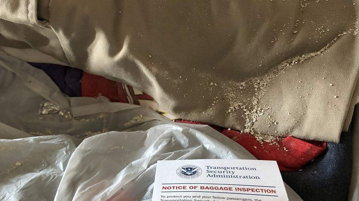 El jugador de fútbol americano AJ Francis responsabilizó a la Administración de Seguridad de Transporte (TSA) de regar los restos de su madre en su equipaje de bodega.