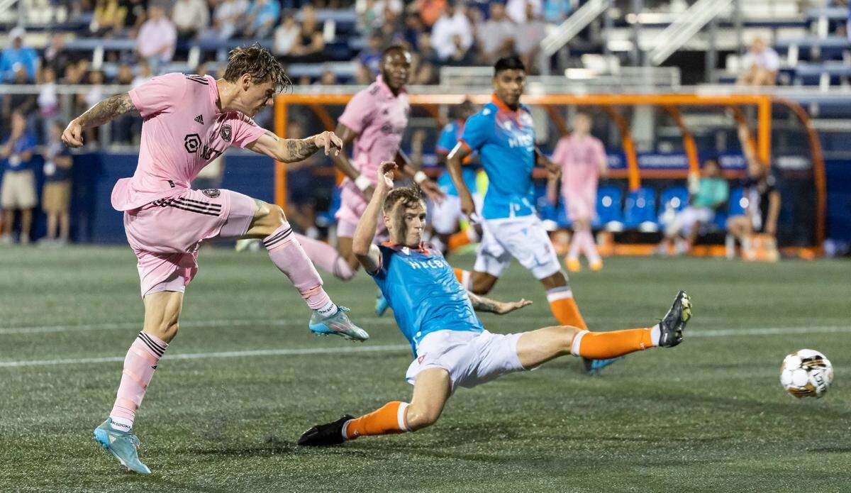 El mediocampista del Inter Miami Robert Taylor le pega al balón en el partido ante el Miami FC en la Copa Lamar Hunt, celebrado el 26 de abril de 2023 en el estadio de FIU, en Miami, Florida.