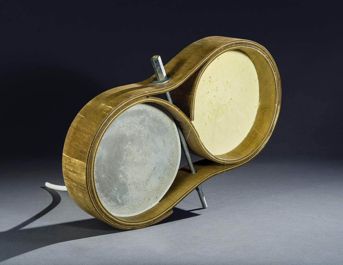 'Guitrum', 2016, de María Elena González. Madera, cemento Duracal, masilla, cuerdas sintéticas, hardware y resina Delrin.&nbsp;&nbsp;