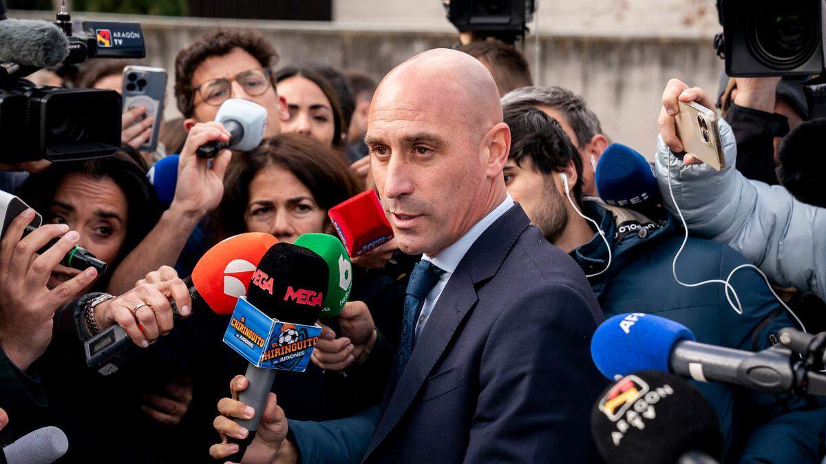 El expresidente de la Real Federación Española de Fútbol Luis Rubiales a la salida de la Audiencia Nacional, el 11 de febrero de 2025 en San Fernando de Henares, Madrid.