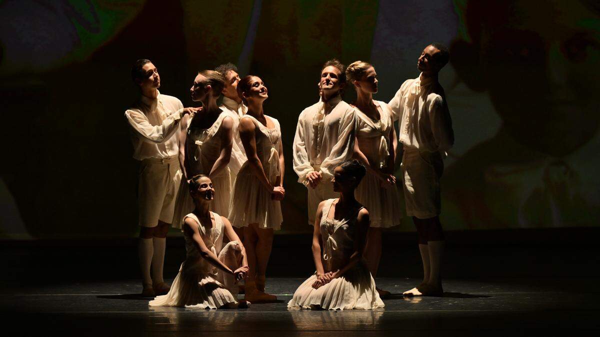Los bailarines de DDTM en “Juanita y Alicia” de Septime Webre, ambientada en La Habana de la década de 1920.
