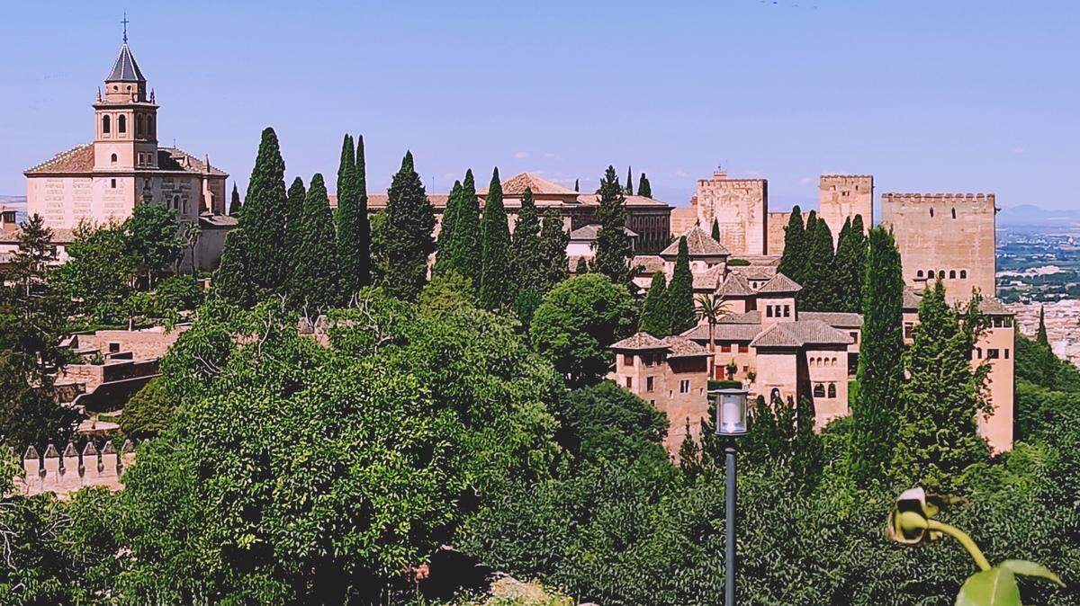 Vistas de la Alhambra desde lo alto del Generalife, villa residencial de recreo de los monarcas nazaríes, tras los muros de la ciudad palatina.