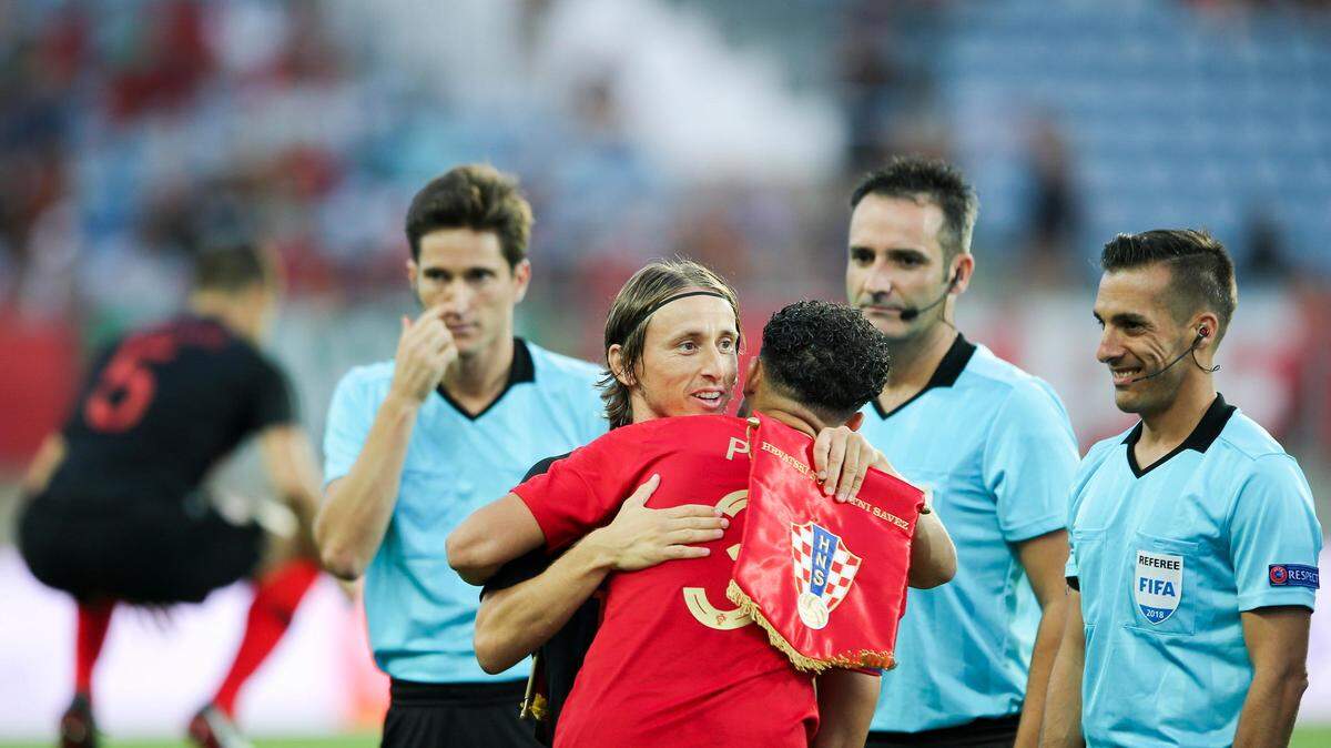 El mediocampista de Crocia Luka Modric (centro) saluda al defensa de Portugal, Pepe, en un partido amistoso celebrado el 6 de septiembre de 2018, en Faro, Portugal.