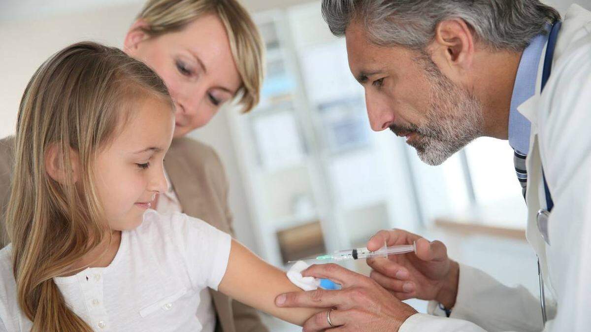 Los niños pueden ser vacunados contra la meningitis, el sarampión y otras enfermedades.