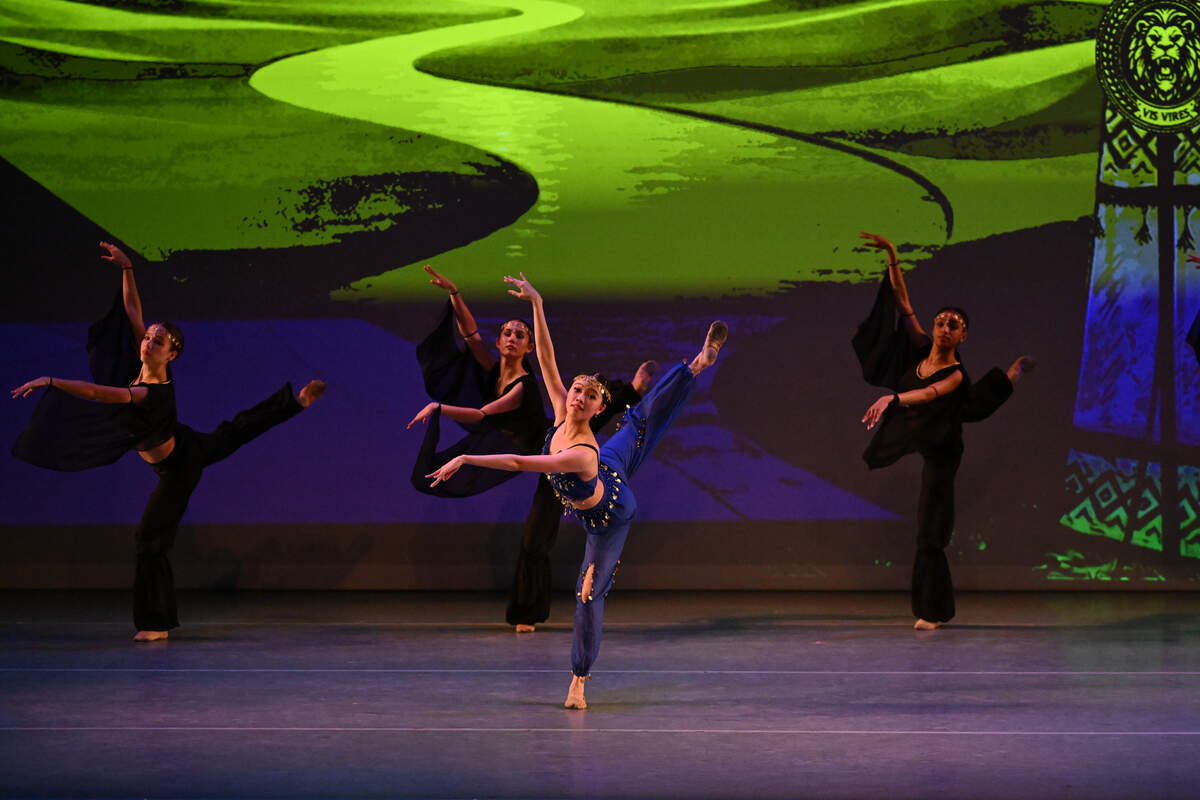 Indira Mayrani (al frente) y las bailarinas de Arts Ballet Theatre of Florida (ABTF) en “Polovetsian Dances”, coreografía de Vladimir Issaev.