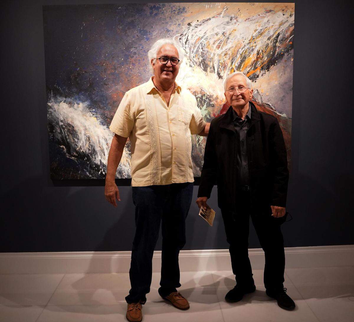 Arturo Mosquera (izq) junto a Baruj Salinas en la inauguración de la muestra “Baruj Salinas: 1972-2022” en el Museo Americano de la Diáspora Cubana, Miami, 2022.