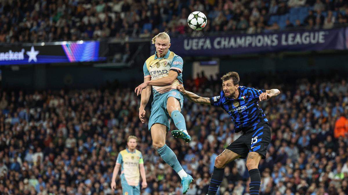 El jugador del Manchester City Erling Haaland (izq.) cabecea el balón ante la marca de Yann Sommer, del Inter de Milán, en el partido de la Liga de Campeones celebrado el 18 de septiembre de 2024 en el Etihad Stadium, en Manchester.
