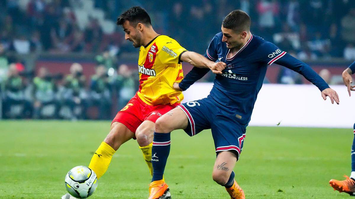 Corentin Jean, del RC Lens (izq.), pugna con Marco Verratti, del Paris Saint Germain durante el partido de la liga francesa celebrado el 23 de abril de 2022 en París, Francia.