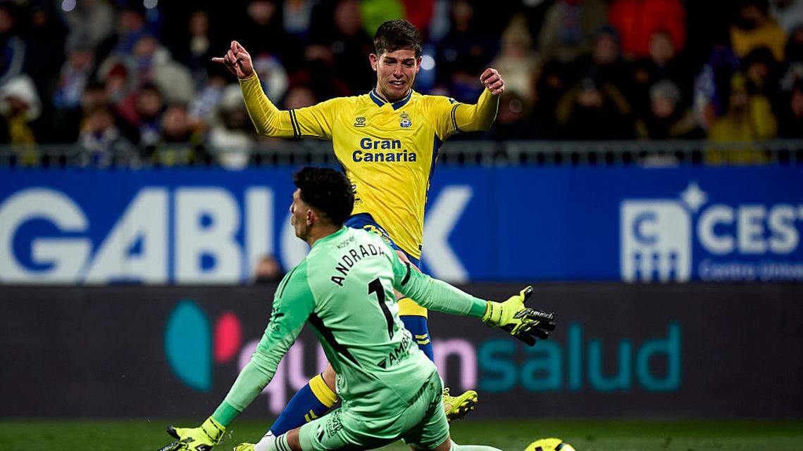 Foto de archivo. El portero del Real Zaragoza, Esteban Andrada, se enfrenta a una larga sanción por golpear en la cara a un jugador del Huesca, después de ser expulsado este domingo en un partido de la segunda división española.