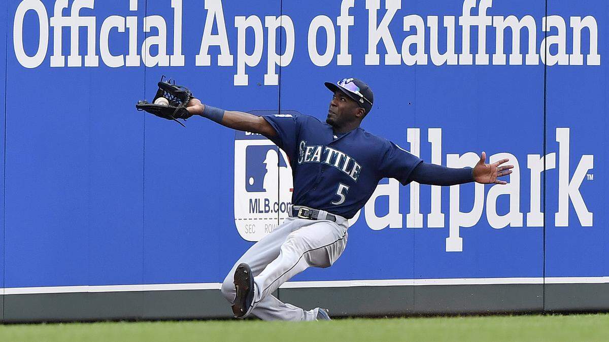 El jardinero de los Marineros Guillermo Heredia atrapa una pelota en un partido ante los Reales, el 6 de agosto de 2017 en Kansas City.