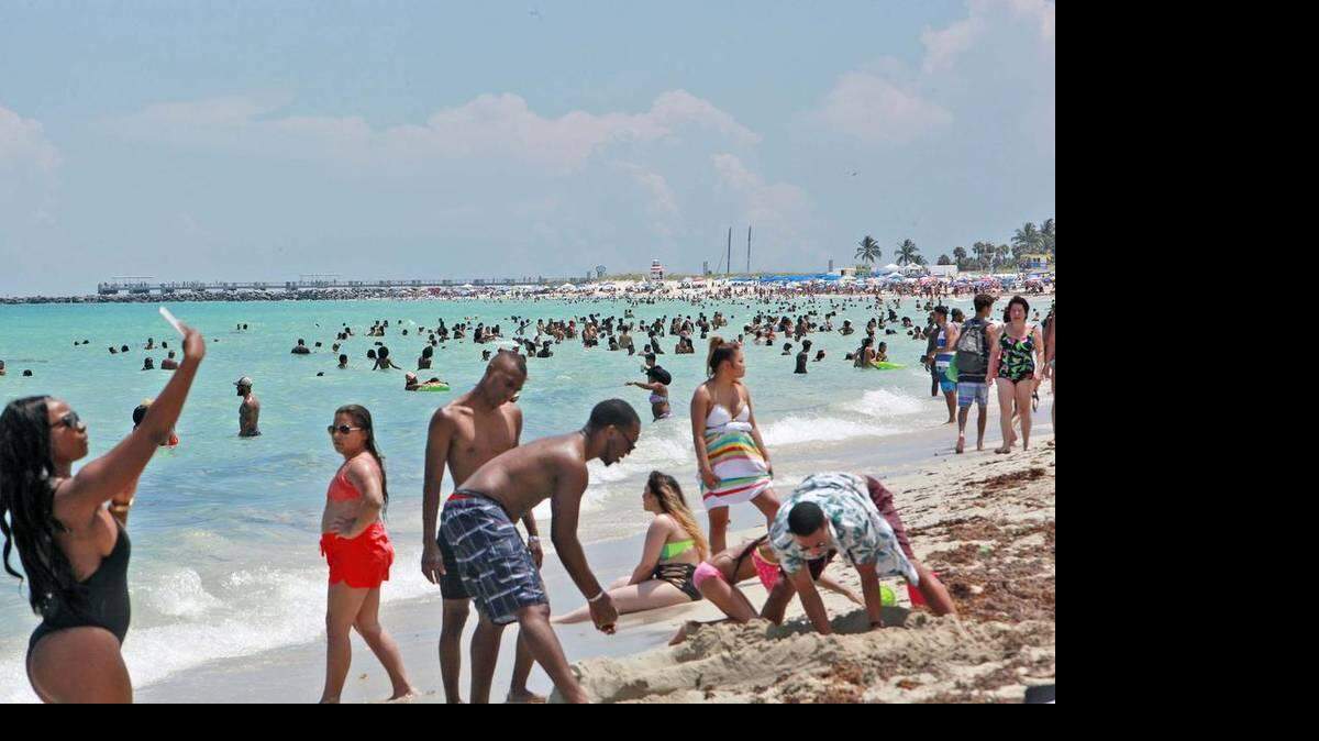 Turistas disfrutan de la playa durante el feriado en Miami BeahAlexia Fodere- Miami Herald.