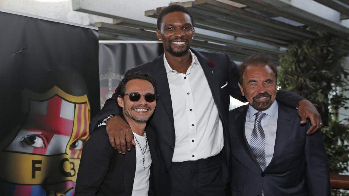Marc Anthony, Chris Bosh y Jorge Pérez (de izq. a der.) posan el miércoles en el Museo de Arte de Miami donde se anunció la actuación del cantante en el mediotiempo del Clásico entre Barcelona y Real Madrid, que se celebrará el 29 de julio del 2017, en el Hard Rock Stadium in Miami Gardens, Florida.