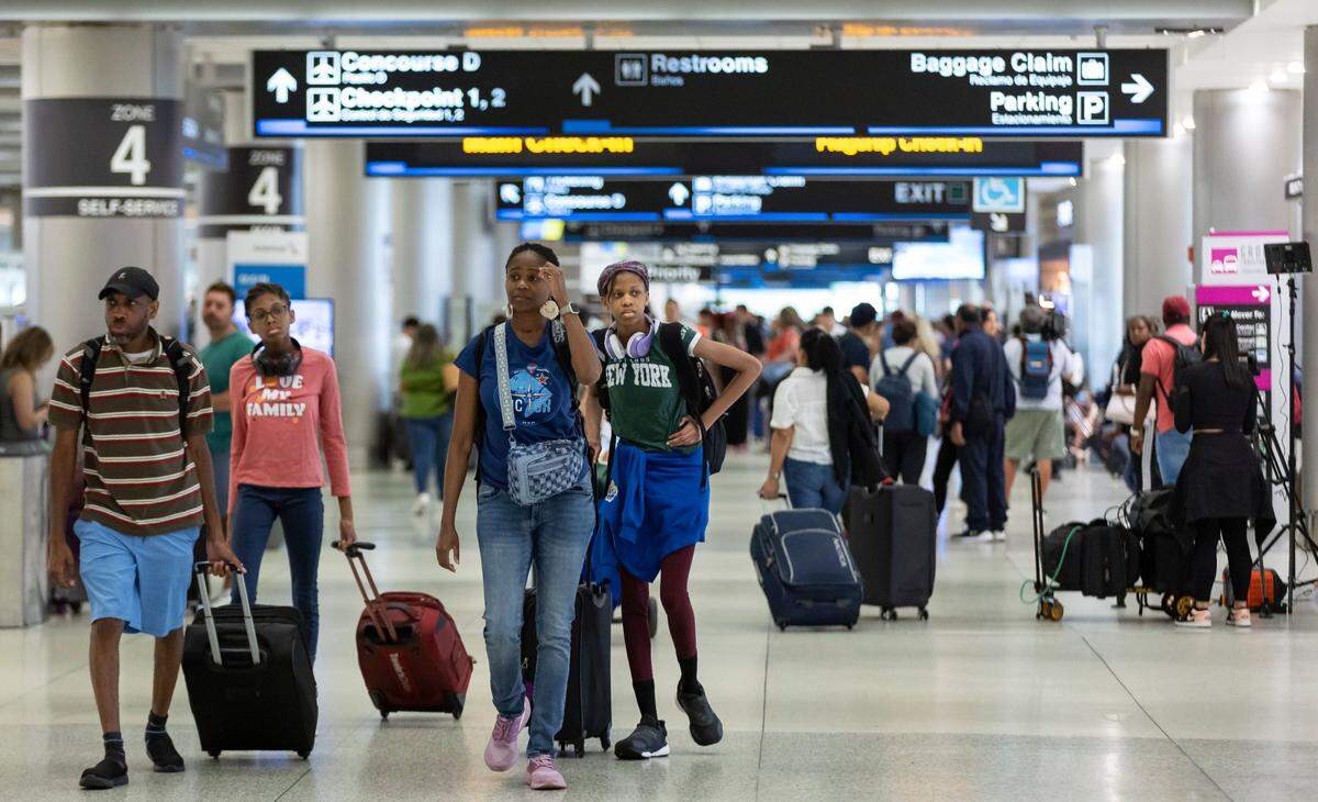 Viajeros recorren uno de los pasillos del Aeropuerto Internacional de Miami, el viernes 19 de julio de 2024.