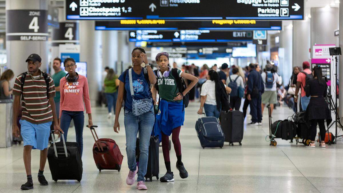 Viajeros recorren uno de los pasillos del Aeropuerto Internacional de Miami, el viernes 19 de julio de 2024.