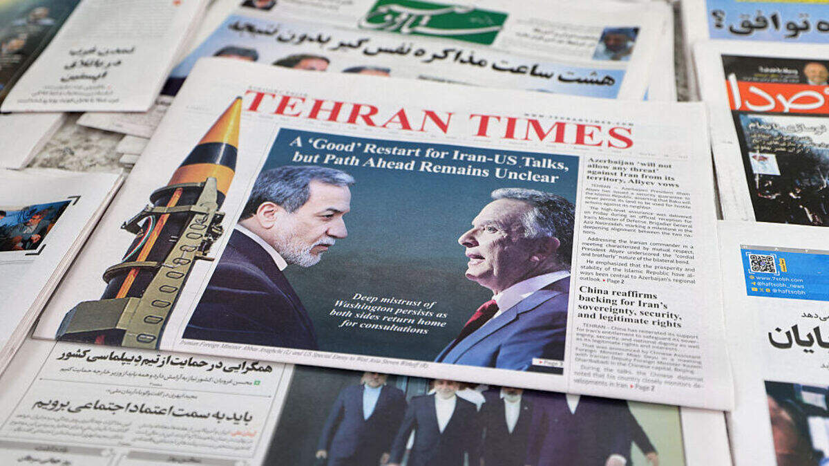 Una fotografía muestra ejemplares de periódicos diarios iraníes que informan sobre la primera ronda de conversaciones entre Irán y Estados Unidos en un quiosco de Teherán, el sábado 7 de febrero de 2026.