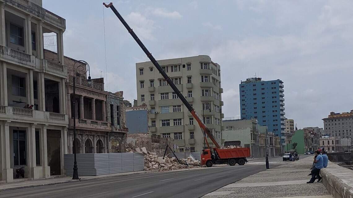 Colapsan dos edificios frente al malecón de La Habana