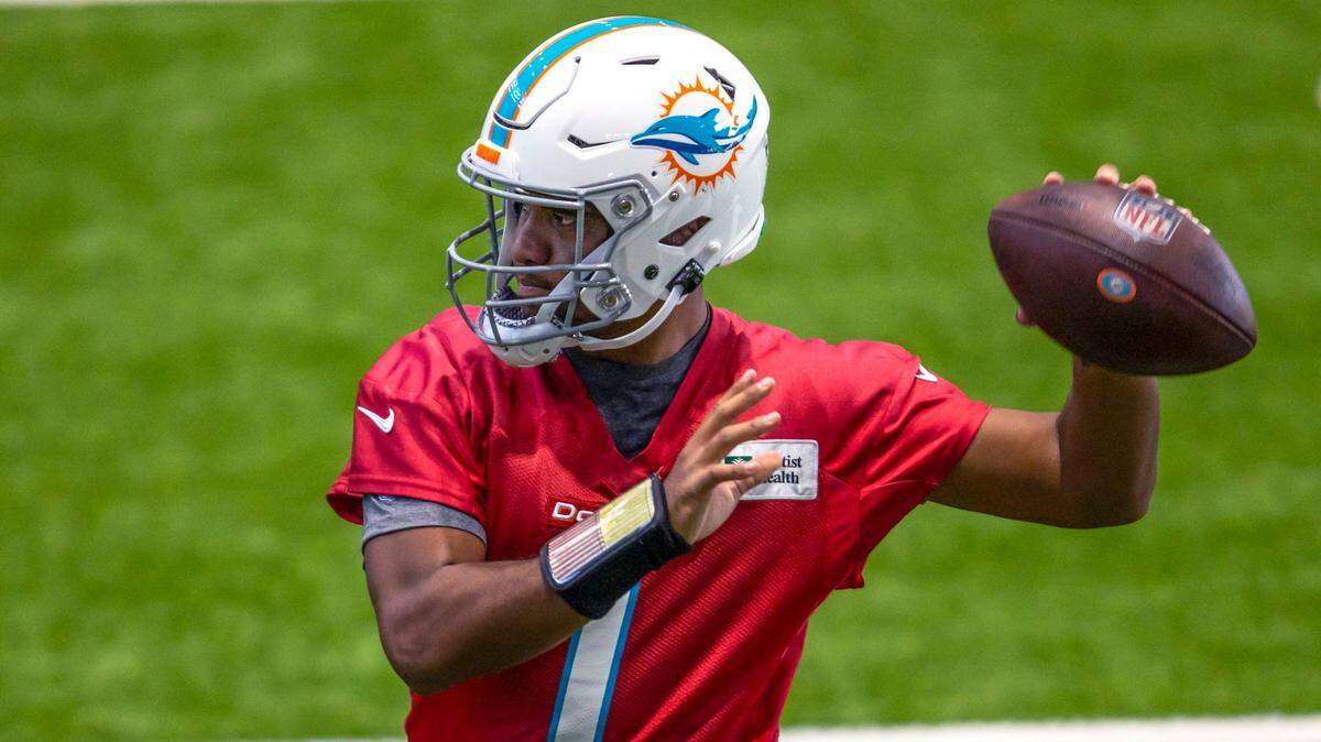 El quarterback de los Dolphins Tua Tagovailoa pasa el ovoide en una práctica del equipo el 26 de octubre de 2022, en el Baptist Health Training Complex en Miami Gardens, Florida.