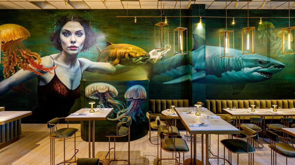 El mural del artista argentino Martín Ron domina el paisaje del Presidente Bar Miami, ahora abierto en Wynwood.