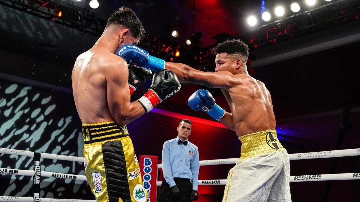 El cubano Kevin Brown (der.) superó momentos complicados para imponerse por decisión unánime a Juan Meza Angulo, en la cartelera de Boxlab Promotions el viernes en Orlando, Florida. 