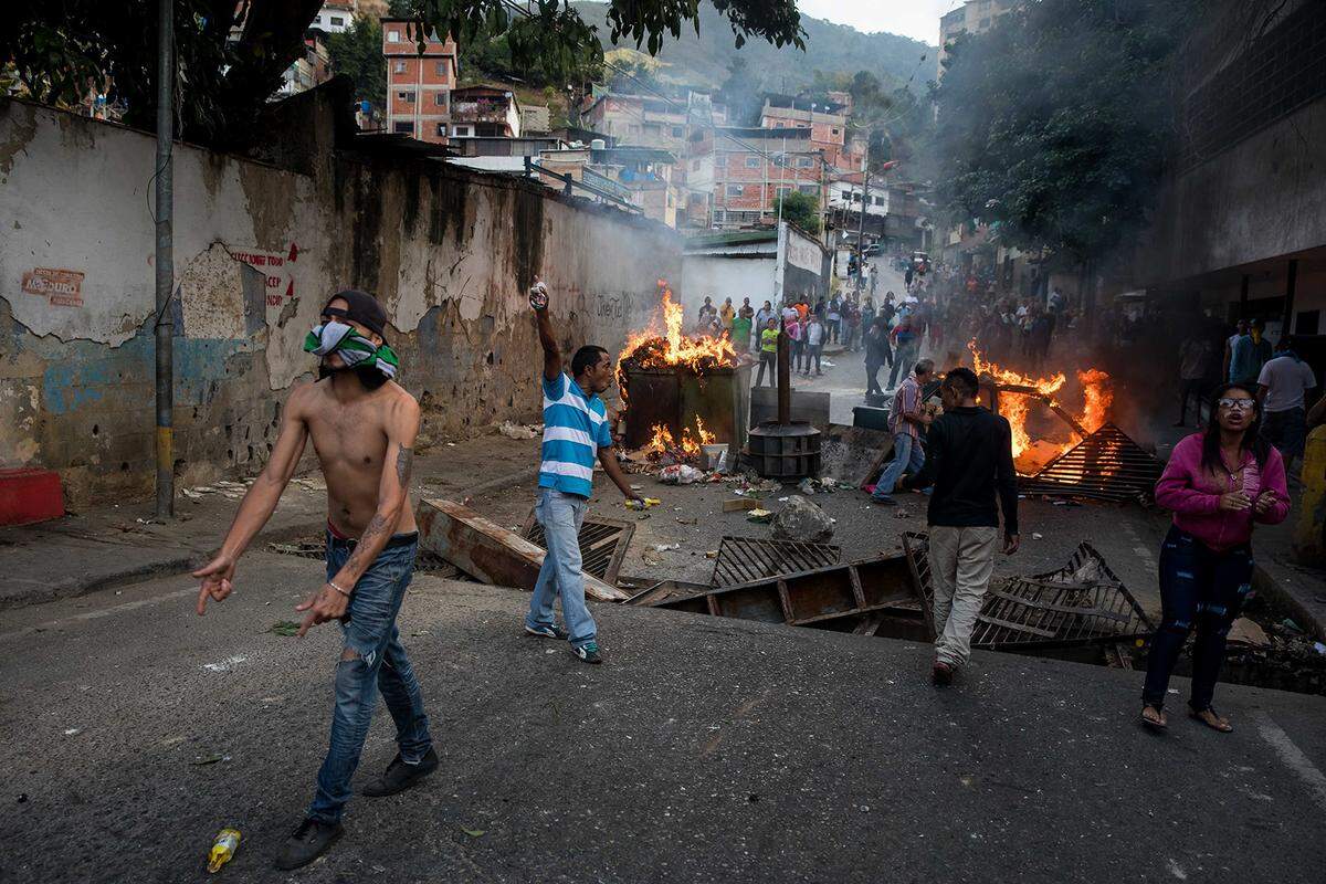 Manifestantes protestan en las cercanías de un cuartel de la Guardia Nacinal Bolivariana el 21 de enero del 2019 en Caracas.